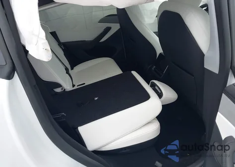 2026 Tesla Model Y Long Range Dual Motor All-Wheel Drive/Long Range Launch Series из США, поврежденный, VIN 7SAYGDEE1TF344875